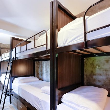 Revolution Hostel Asoke กรุงเทพมหานคร ภายนอก รูปภาพ