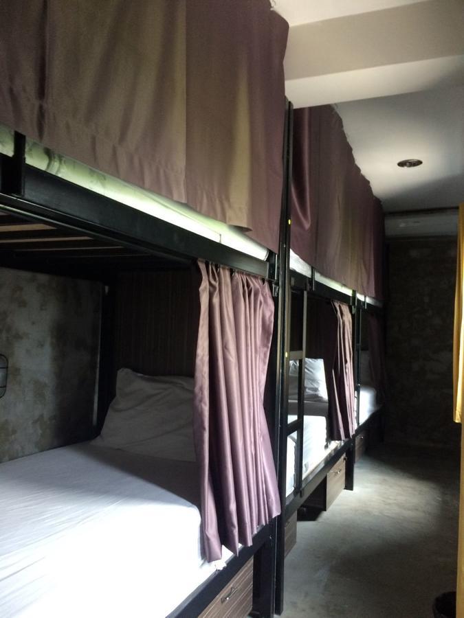 Revolution Hostel Asoke กรุงเทพมหานคร ภายนอก รูปภาพ